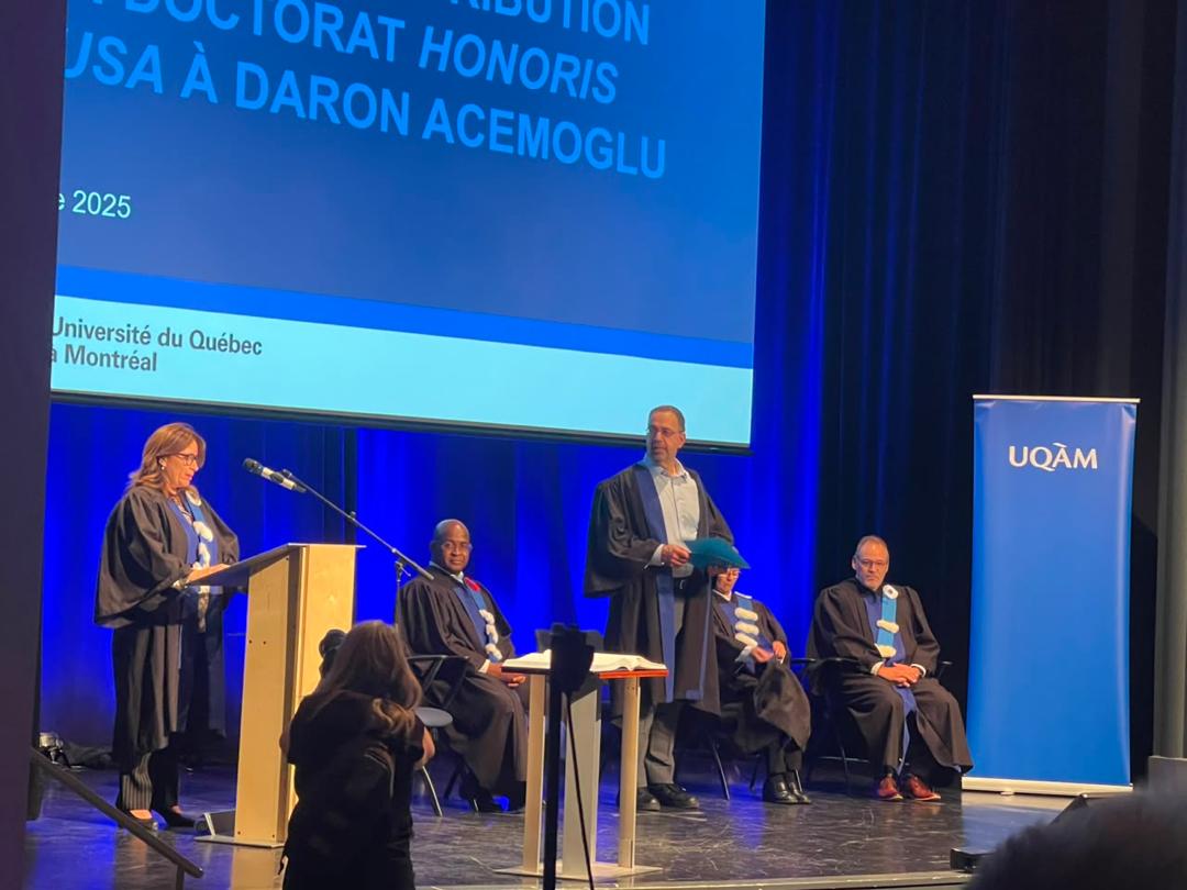 Participant à la cérémonie de remise du doctorat honoris causa au Professeur Daron Acemoglu.